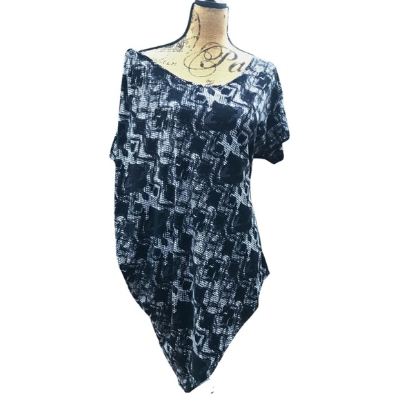 Kenneth Cole Reaction Black White Short Sleeve Slanted Hemline Blouse Sz L - Picture 1 of 10